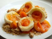 Meruňkové knedlíky z tvarohového těsta