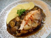 Pečené maso prokládané česnekem zázvorem a jablky se žampiony, bramborový knedlík