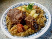 Hovězí kližka s pikatní klobásou pečená v kapustě, bramborové nočky