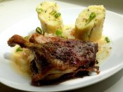 Pečená kachna, dušené sterilované zelí, houskový knedlík se slaninou a lahůdkovou cibulkou