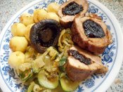 Pečená vepřová panenka plněná švestkami, na cuketě a cibuli, bramborové knedlíčky