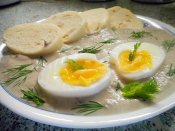 Žampionová krémová omáčka s koprem, houskový knedlík