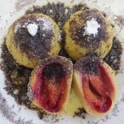 133. Švestkové knedlíky z bramborového těsta s mákem