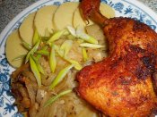 Špikovaná kuřecí stehna pečená na kedlubnách, bramborový knedlík