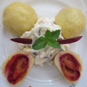 135. Švestkové knedlíky z bramborového těsta - cukrářská varianta