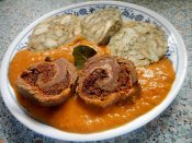 Hovězí roládky plněné schwarzwaldskou šunkou a sušenými rajčaty, rajčatovo-papriková omáčka, karlovarský knedlík