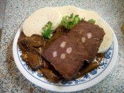 Hovězí špikovaná pečeně na hlívě a červeném víně, kynutý knedlík