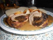 Vepřová krkovice plněná uzeným masem a hříbky, cibulová omáčka s česnekovými chipsy, houskový knedlík