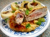 Kuřecí prsa pečená ve smetanové omáčce s česnekem, bramborové knedlíčky plněné žampiony