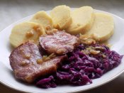 Uzená selská krkovička, bramborový knedlík, červené hlávkové zelí