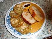 Vepřová pečeně špikovaná se zeleninovo-smetanovou omáčkou, karlovarský knedlík