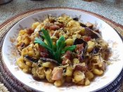 Bramborové halušky s uzeným masem, kysaným zelím a hříbky