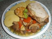Špikovaná vepřová pečeně se zeleninou, bramborový knedlík