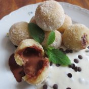 141. Tvarohovo-krupicové knedlíčky plněné pralinkami.