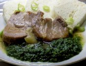 Vepřové na zázvoru, kynutý knedlík, dušený špenát