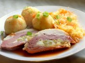 Kuřecí roláda v srnčím hřbetu, bramborový knedlík, zelný salát s mrkví