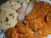 Vepřové maso s klouzky na paprice se smetanou, houskový knedlík