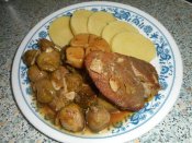 Vepřová česneková pečeně na kapustičkách, bramborový knedlík