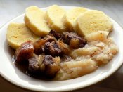 Vepřové zabijačkové výpečky, bramborové knedlíky, dušené zelí