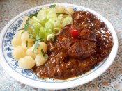 Hovězí česnekový guláš, bramborové noky