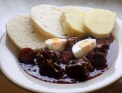 Plzeňský guláš, variace knedlíků