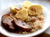 Naložená vepřová plec na česneku, bramborové knedlíky, dušené zelí