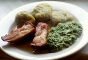 Pečený uzený bok, smetanový špenát, bosáky ze syrových brambor