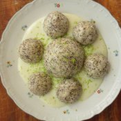 153. Kynutý makový knedlík s krémem