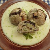 155. Kynutý makový knedlík se sušenými švestkami