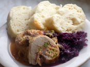 Bůčková roláda, dušené červené zelí, houskový knedlík