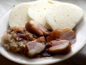 Pečené uzené špičky, kysané zelí na špeku, houskový knedlík