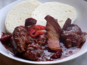 Dunajský guláš, houskový knedlík