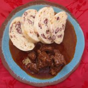 161. Houskový knedlík s červenými fazelomi