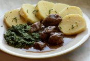 Hovězí na česneku, bramborový knedlík, špenát