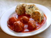 Masové kuličky v rajské omáčce, knedlíky s kopřivami