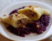 Plněné bramborové kapsy, dušené zelí