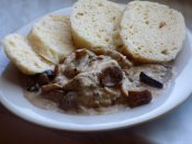 Vepřová kotleta na hříbkách, houskový knedlík