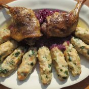 176. Karlovarské šišky s mandlemi, kachna, červené zelí