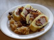 Bramborový závin plněný šunkou, dušené zelí