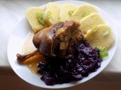 Nadívaná kachní stehna, bramborový knedlík, dušené hlávkové zelí