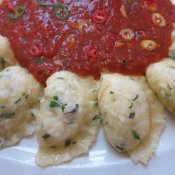 183. Tymiánové bramborové taštičky plněné hovězími líčky s rajčatovou chilli omáčkou