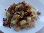 Bramborové nočky, dušené zelí, restovaná slanina