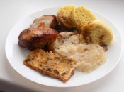 Vepřový pečený bok, bramborový knedlík, nádivka a dušené zelí