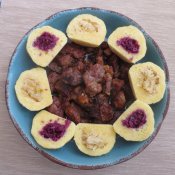 186. Bramborové knedlíky plněné červeným a bílým zelím