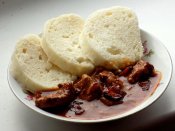 Hovězí játra na slanině, houskový knedlík