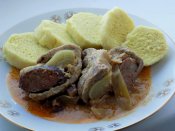 Závitky plněné klobásou a cibulí s horčicovou omáčkou a bramborovým knedlíkem