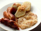 Nakládané pečené vepřové koleno, chlupatý knedlík, dušené zelí