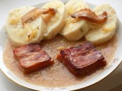 Pečené uzené maso, zelný přívarek, houskový knedlík