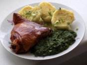 Uzené kuřecí stehno, bramborové knedlíky s pórkem, špenát