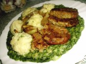 Pečená sekaná, chlupaté knedlíky Láznička a dušený špenát